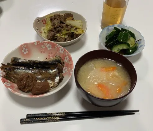 Snapdishの料理写真:晩御飯。🌟いわしの梅煮🌟キャベツのそぼろ炒め🌟胡瓜の塩っぺ和え🌟みそ汁（大根、人参、厚揚げ）|Saharaさん