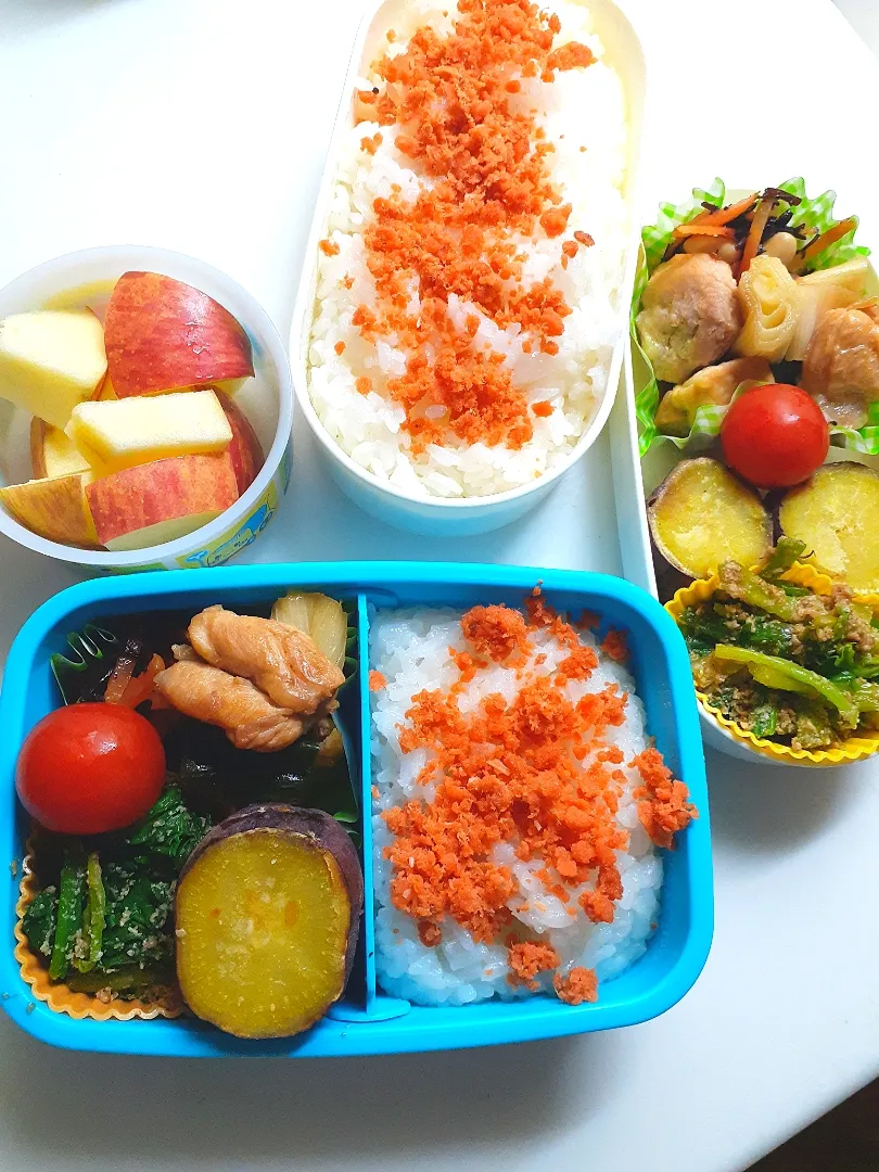 Snapdishの料理写真:☆小、中学生弁当☆鮭ごはん、ひじき煮物、焼鳥、ミニトマト、焼き芋、ほうれん草ごま和え、リンゴ
自宅療養中に給食が終わっていた(泣)|ｼｮｺﾗさん