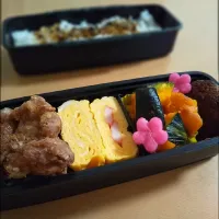 Snapdishの料理写真:2022.03.22 夫弁当🌸唐揚げ入ってると喜ぶ夫|あやの。さん