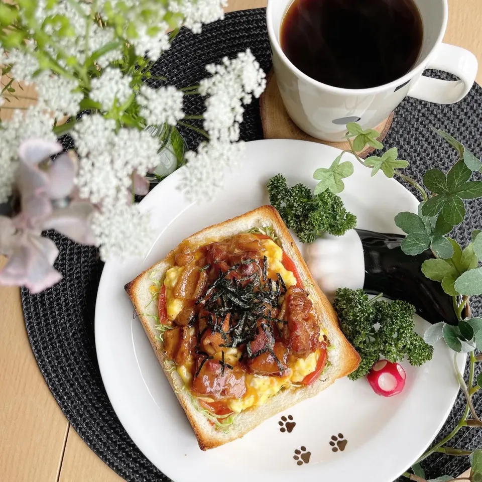 3/22❤︎ほていの焼き鳥&たまごサラダトーストサンド🌱✨　
〈サンド具材〉
・ラ・パン食パントースト
・ほていの焼き鳥
・たまごサラダ
・ミックスチーズ.キャベツ.トマト|Makinsさん