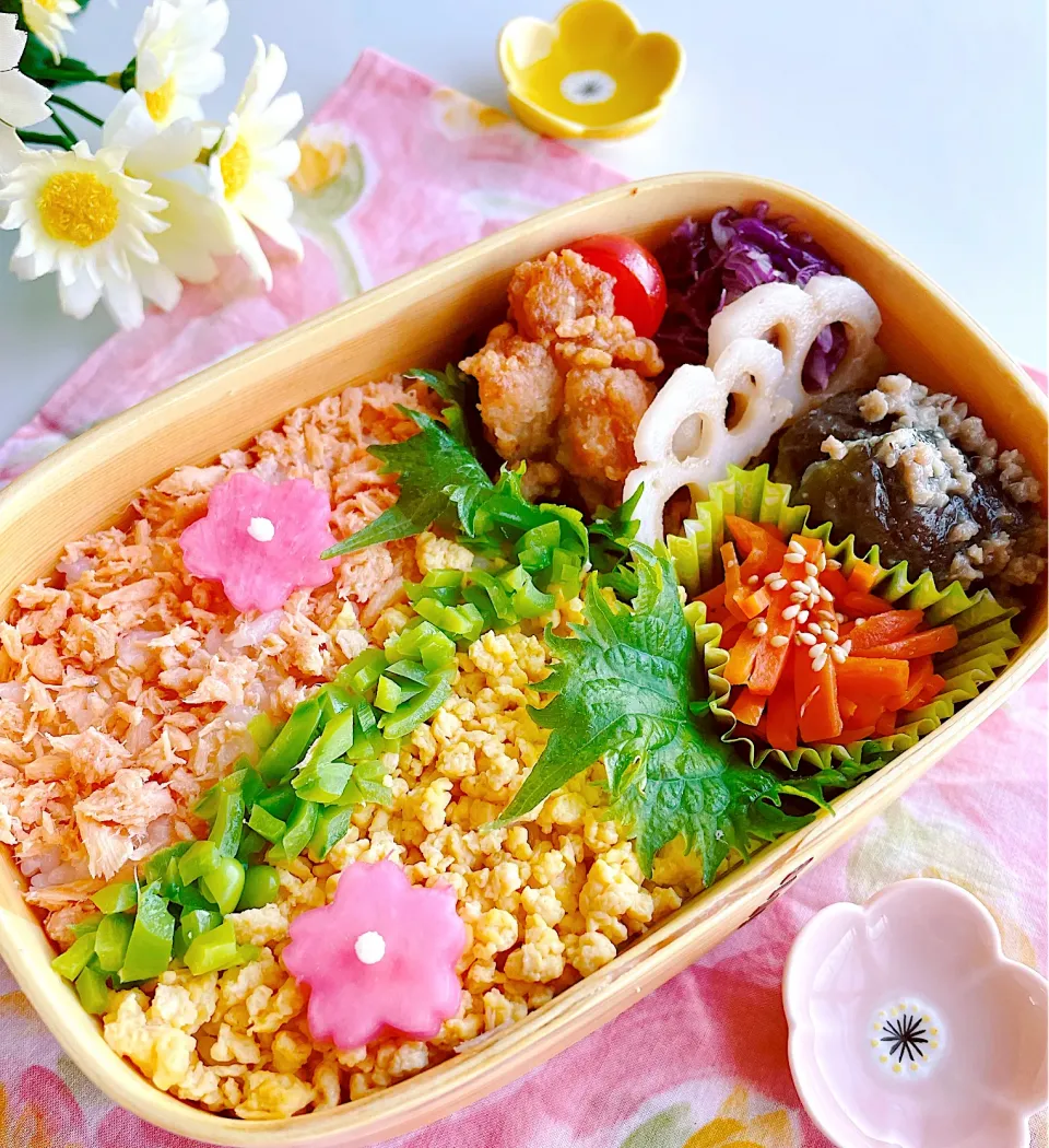 🌸春のそぼろ弁当🌸|ちゃべさん