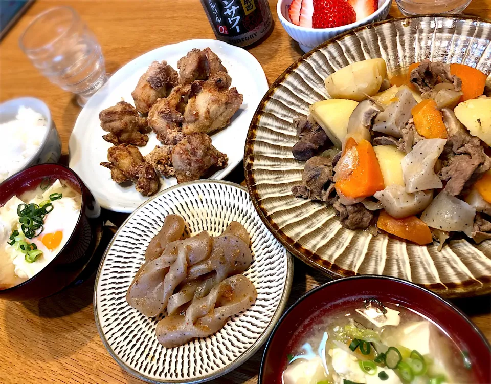 肉じゃが　蒟蒻炒り煮　鶏唐揚げ|じゅんさんさん