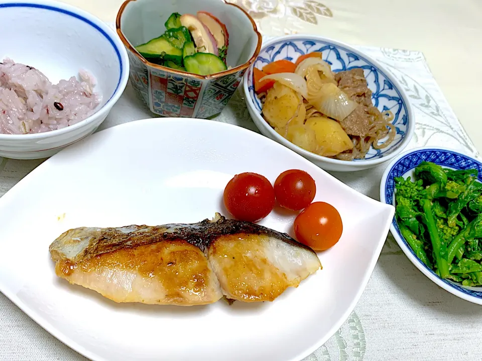 サワラの塩焼き、肉じゃが、菜の花のおひたし、タコときゅうりの酢の物|yasukoさん