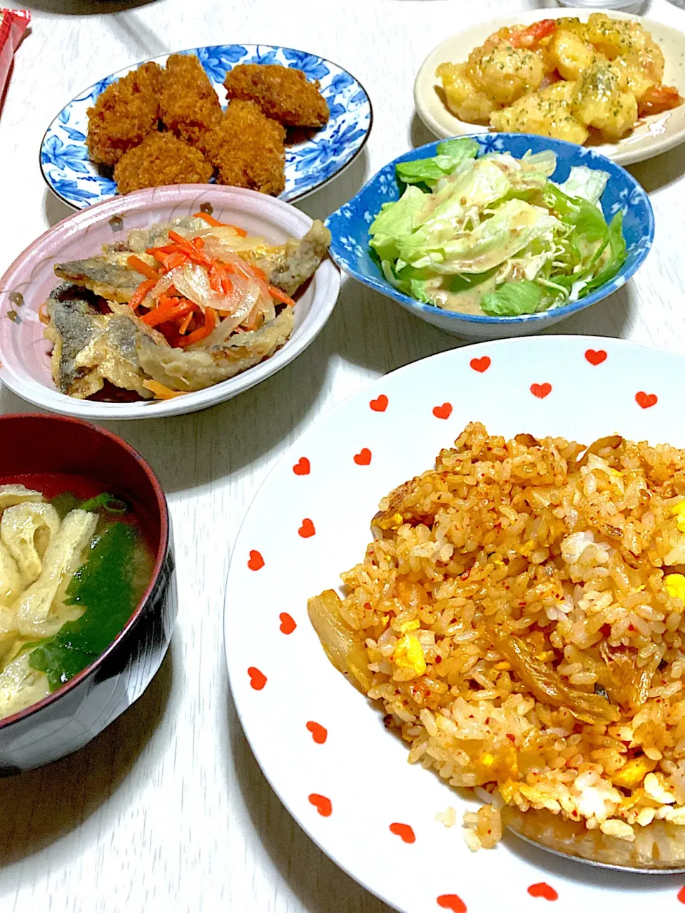 キムチチャーハン、ワカメと揚げのお味噌汁、サラダ、アジ南蛮漬け、カキフライ、エビチリ|Ayaさん