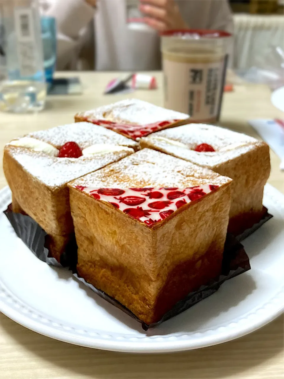 Snapdishの料理写真:ストロベリー🍓キューブシュークリーム🎂|さくらさん