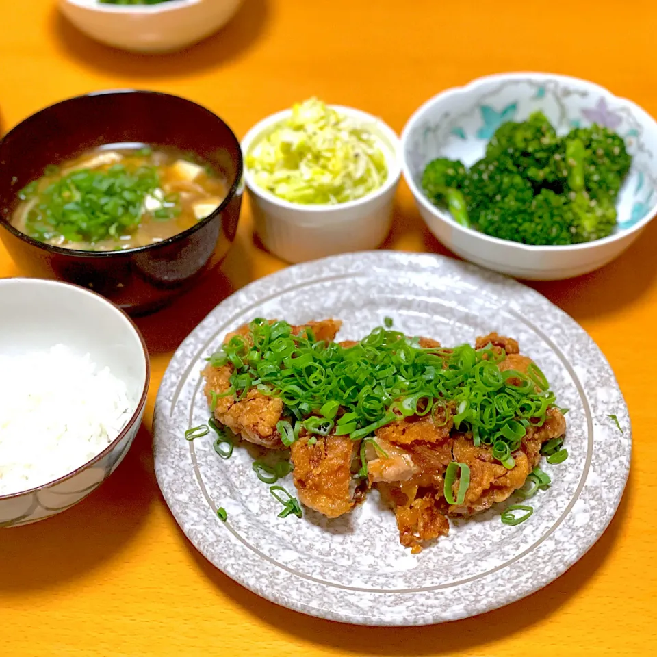 油淋鶏九条ネギ🌟ブロッコリーの胡麻和え🌟キャベツのコールスロー🌟新玉ねぎの味噌汁|まり＊さん