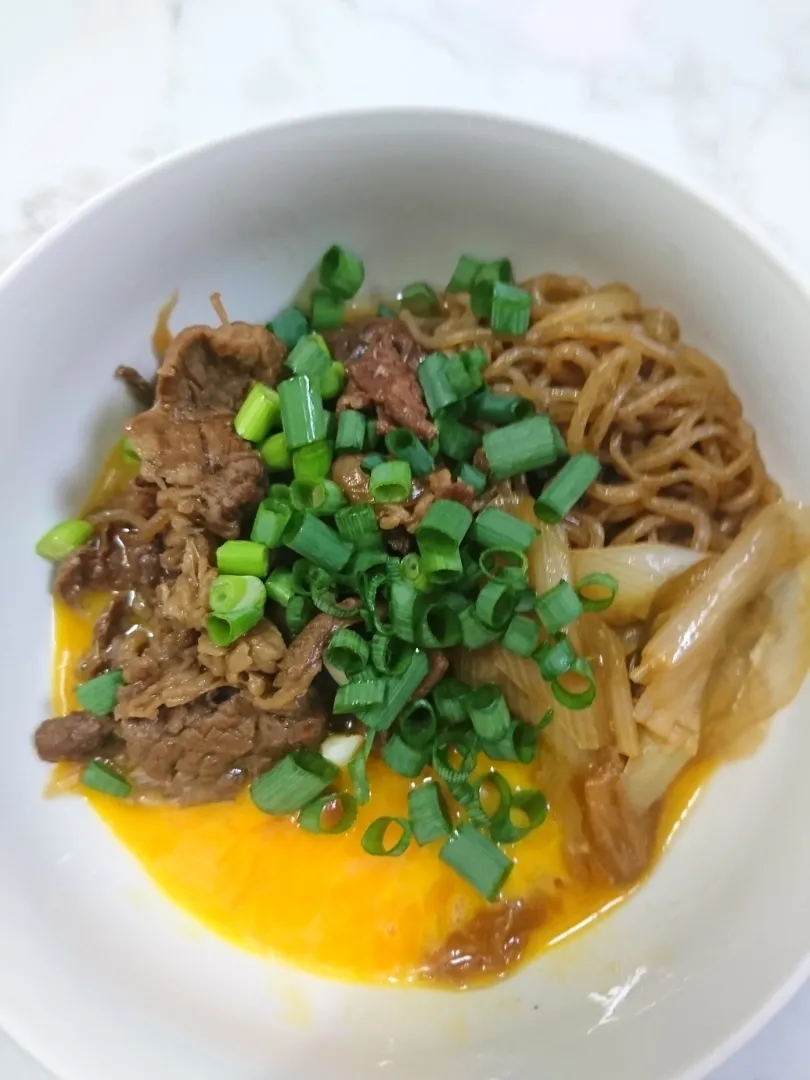 狸の宴シリーズ
今夜の主菜

 すき焼きのネギ生卵付け
( ・∀・)旨め～旨め～🐑(笑)
(先日のすき焼き冷蔵に材料投下‼️)

〆どうしよう⁉️(;´д｀)
喰えば🐽るよなぁ😭|タヌキさん