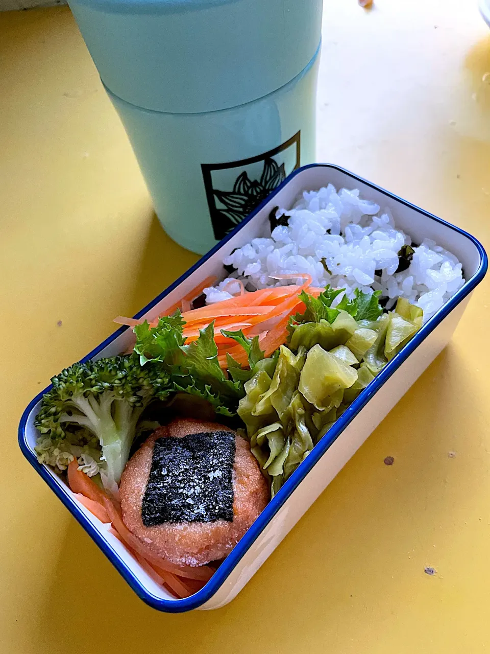 Snapdishの料理写真:わかめご飯弁当、スープ付き|4jemさん