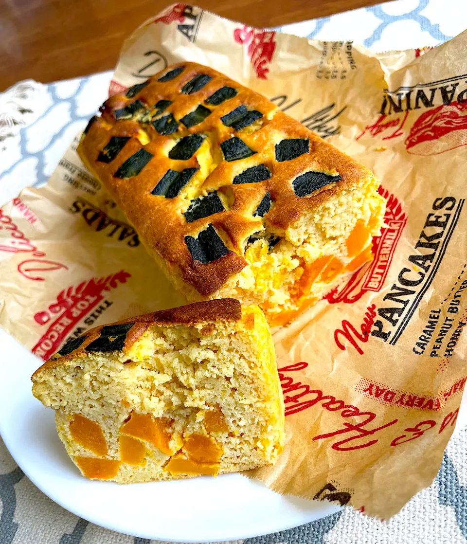 Snapdishの料理写真:グルテンフリーパウンドケーキ🎃|かなさん