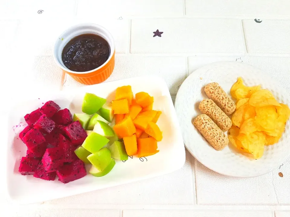 high tea☕
fruit 🍏🥭chocolate 🍫 potatoes chips 🥔snacks|vivena🌱さん