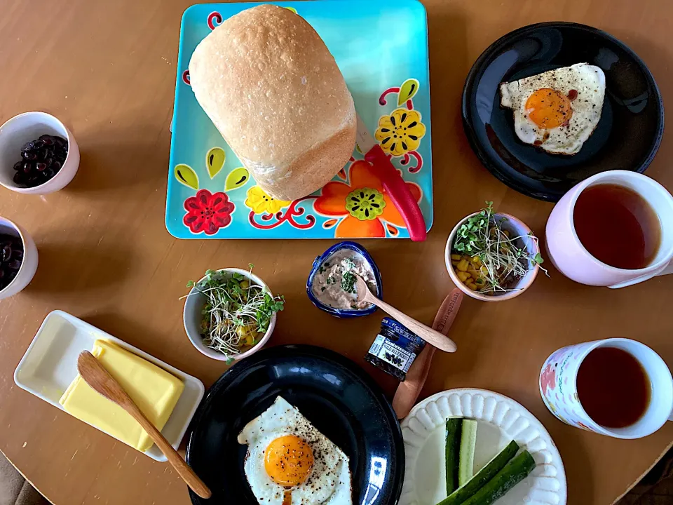 朝焼きライ麦食パン🍞に好きなものトッピングして食べる😋|さくたえさん