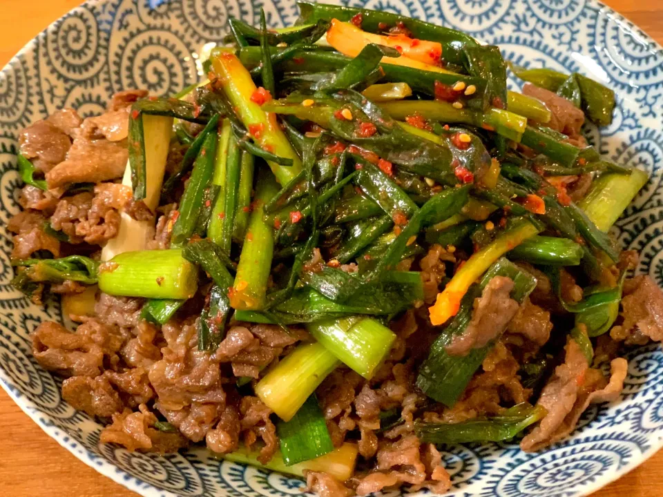 葉にんにくと牛肉の豆板醤炒め　細ネギチョレギトッピング|ふくすけ食堂さん