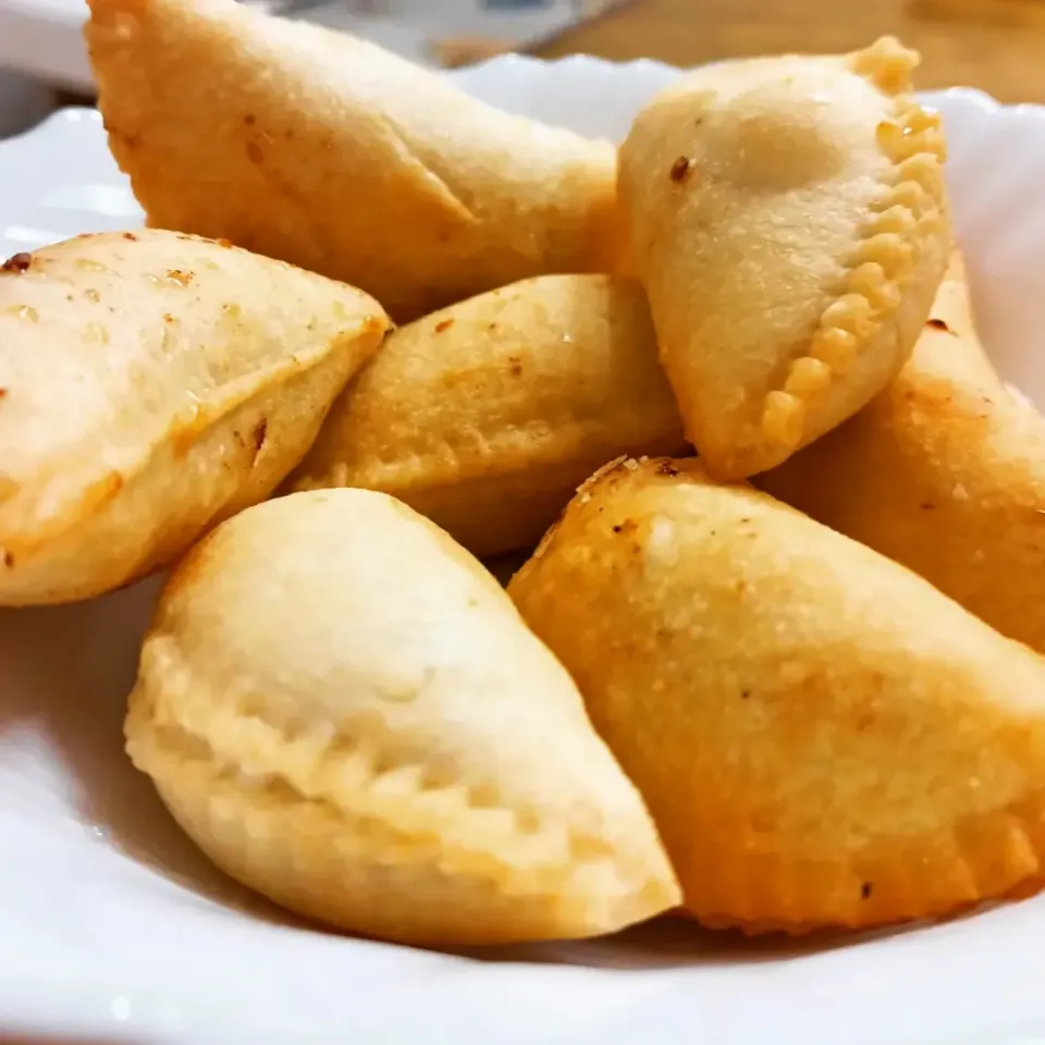 Homemade stuffed milk powder sweet dish!!😋😋
It's a traditional Indian sweet dish and make at the festival of HOLI!!🌏🌍|food.shots2022さん