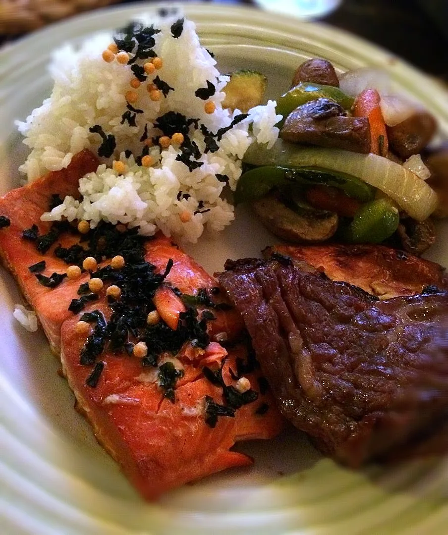 弁当フォックス BentoFox's dish Montreal spiced steak, grilled with sauteed vegetables, smoked salmon and a side of rice.|BentoFoxさん