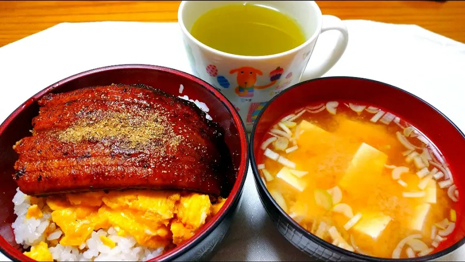 Snapdishの料理写真:3/22の夕食
鰻丼だし巻き玉子のせ
お味噌汁|卯月さん