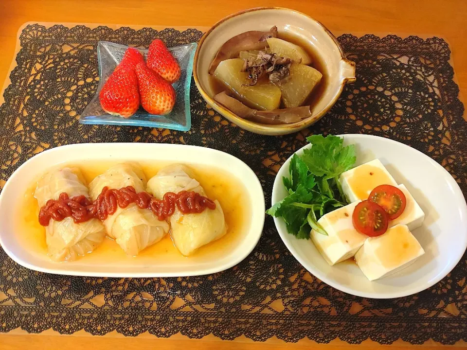 Snapdishの料理写真:☆ロールキャベツ
☆イカと大根の煮物
☆豆腐サラダ
☆ゆめのか🍓|chikakoさん