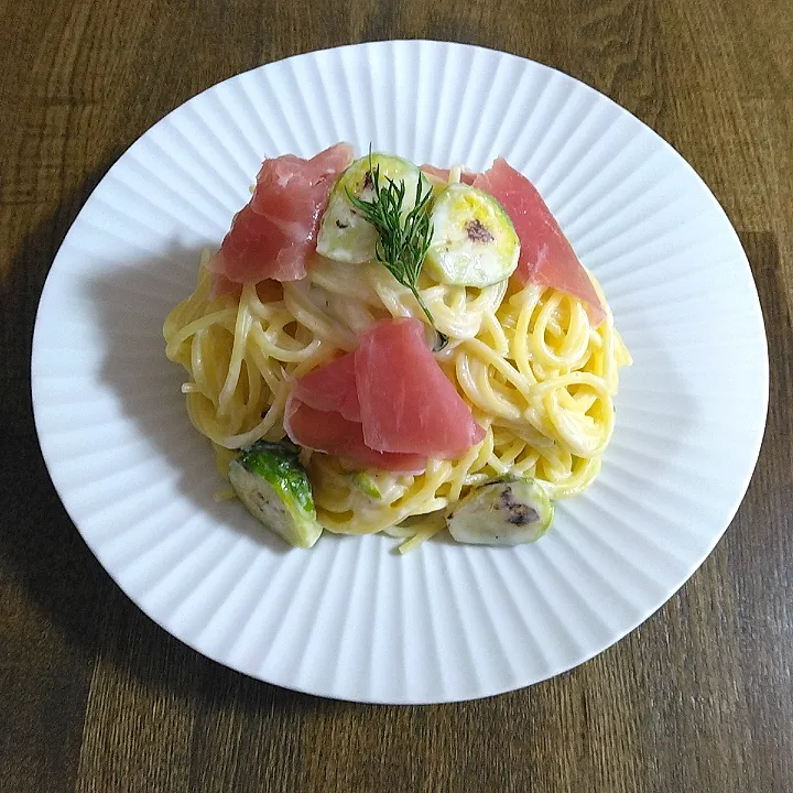 芽キャベツと生ハムのレモンクリームパスタ|もぐさん