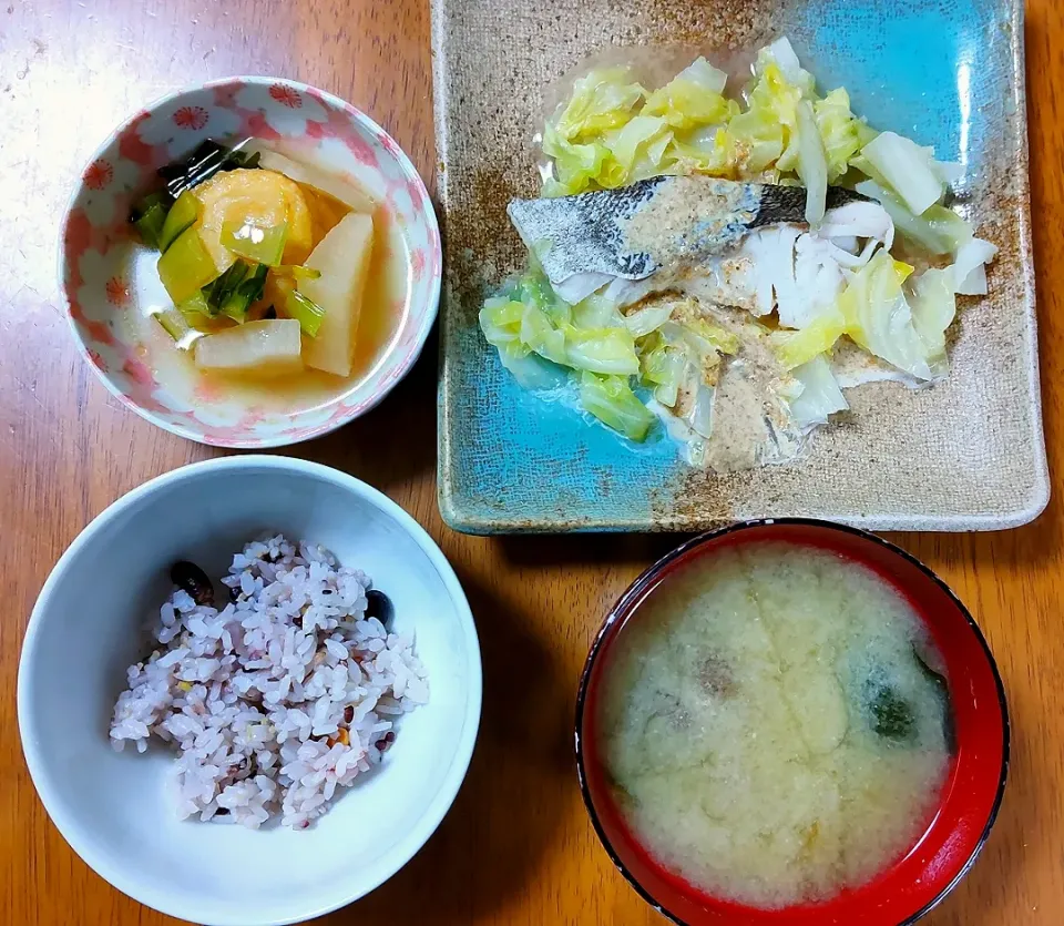 2022 0320　鱈とキャベツの酒蒸し　お豆腐揚げと大根の煮物　なめことわかめのお味噌汁|いもこ。さん