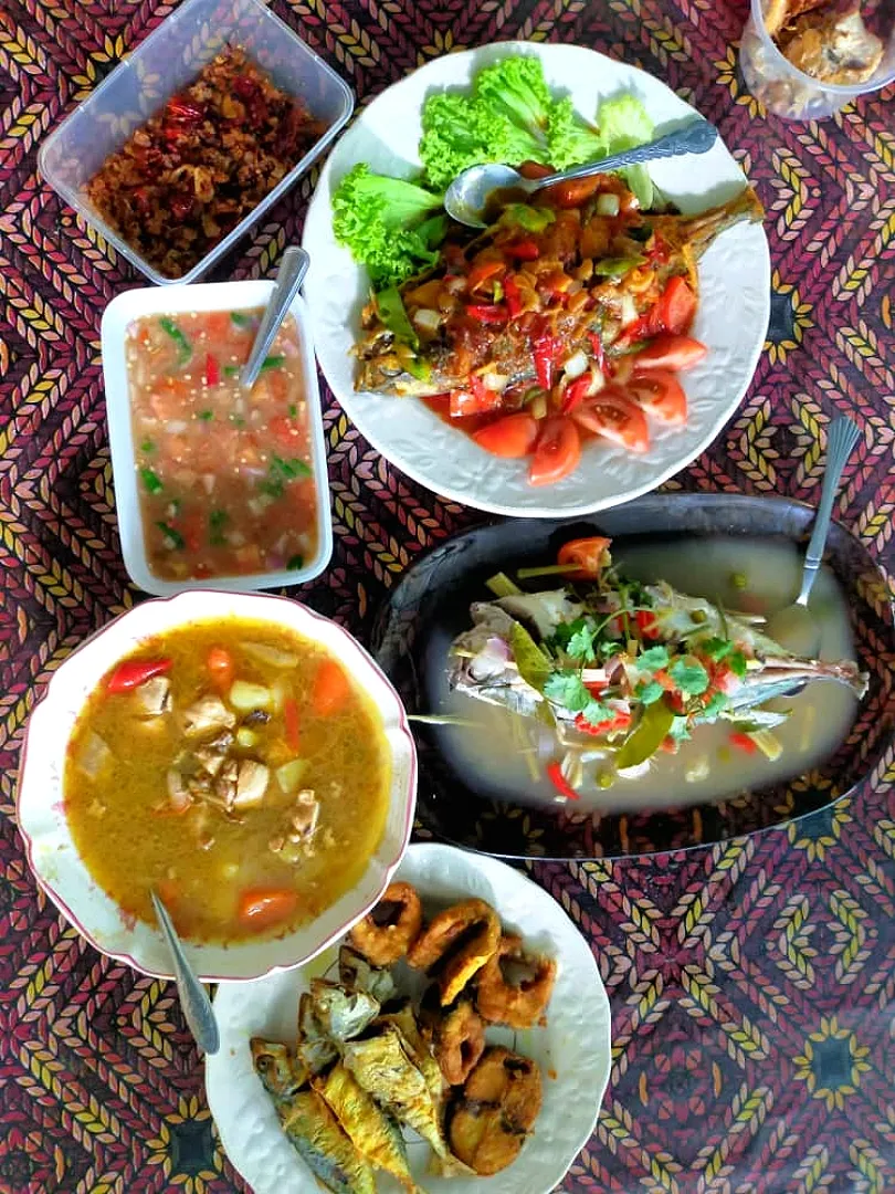 Snapdishの料理写真:sweet sour fish
steam fish
fried fish
sambal belacan
tomyum|sudilzaa uhibbuさん