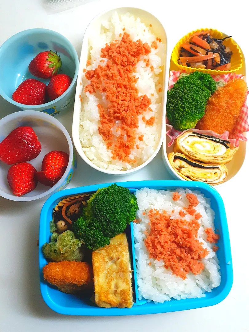 Snapdishの料理写真:☆小、中学生弁当☆鮭ごはん、ひじき煮物、竹輪磯揚げ、ブロッコリー、海老カツ、海苔卵焼き、苺|ｼｮｺﾗさん