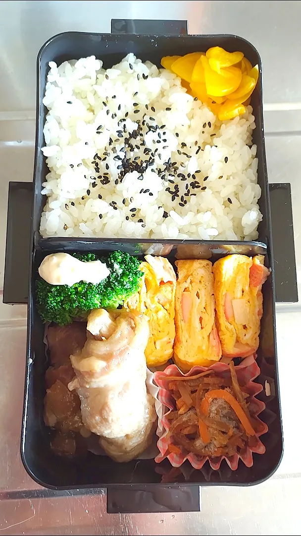 Snapdishの料理写真:旦那弁当　2022/3/24

しめじの肉巻き
ブロッコリタルタル
カニカマ玉子焼
きんぴらごぼう|ユキヨメ♪さん