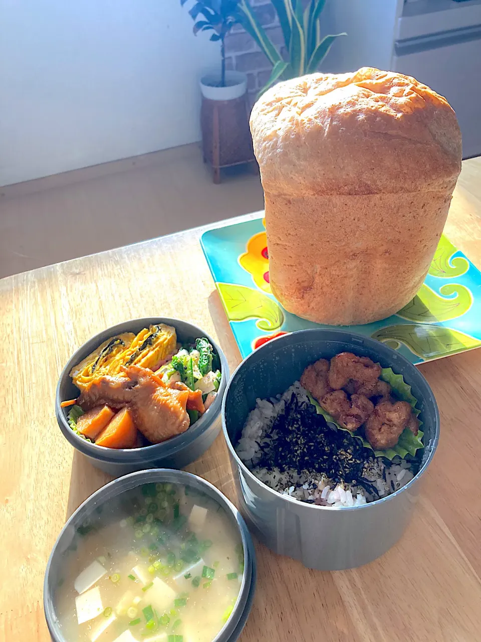 旦那さんお弁当and朝焼き全粒粉食パン🍞何故かめちゃ膨らんだ😅|さくたえさん