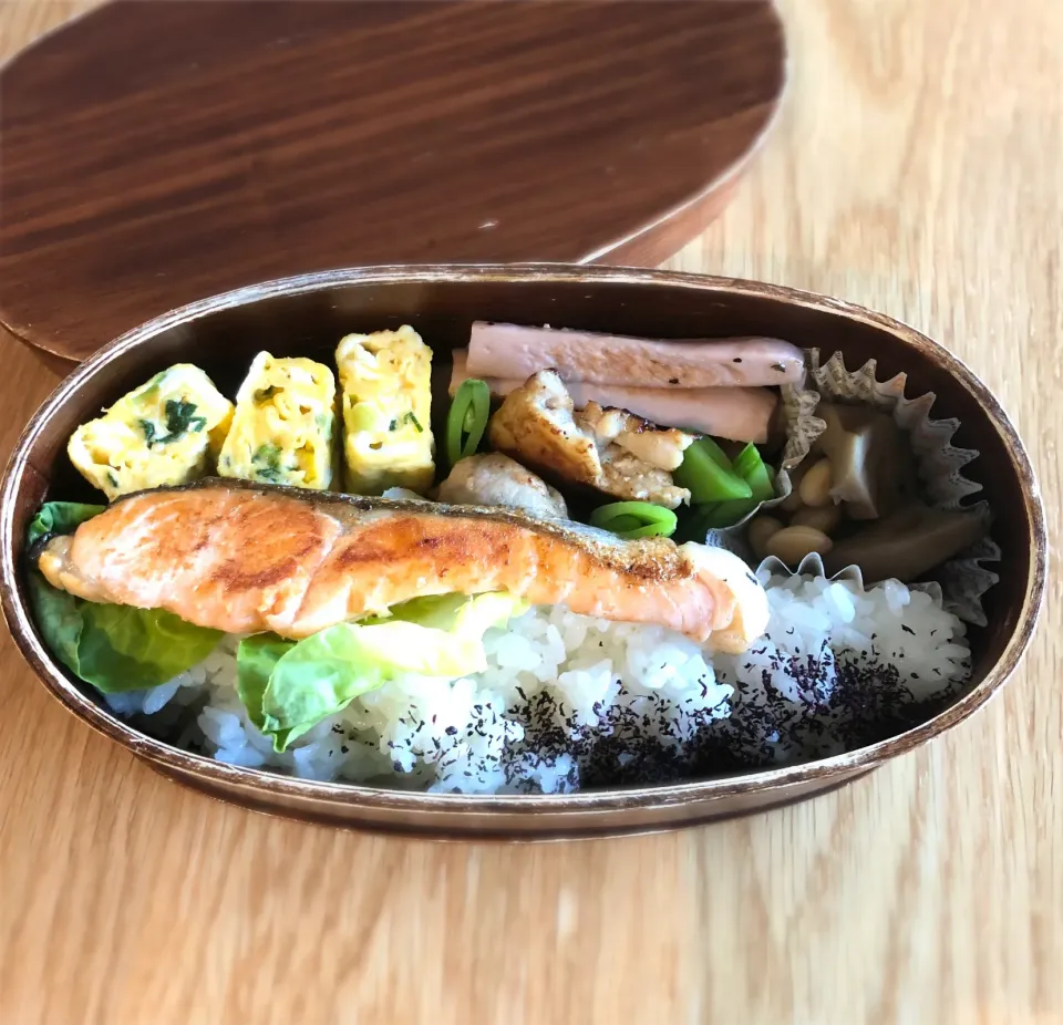 サラ弁　　　　　　　　　　　　　　　　　焼き鮭　葱入り卵焼き　鶏もものスパイス炒め　蓮根と大豆の煮物|じゅんさんさん