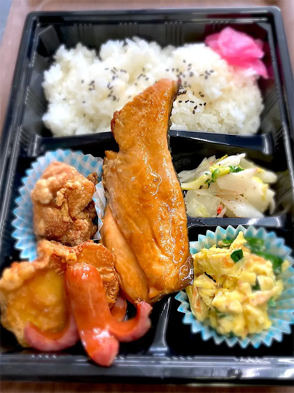 鮭の味醂漬けとおかず5種もり弁当|くるくるさん