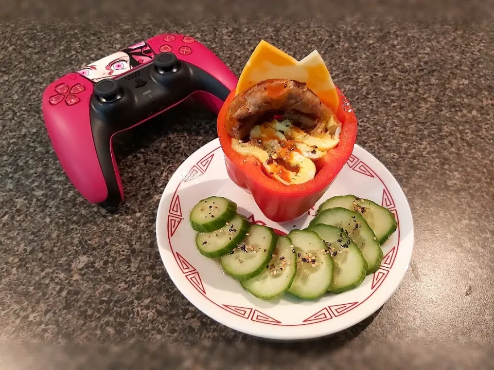 弁当フォックス BentoFox's dish Stuffed breakfast bell pepper & cucumber topped with a raspberry vinaigrette|BentoFoxさん