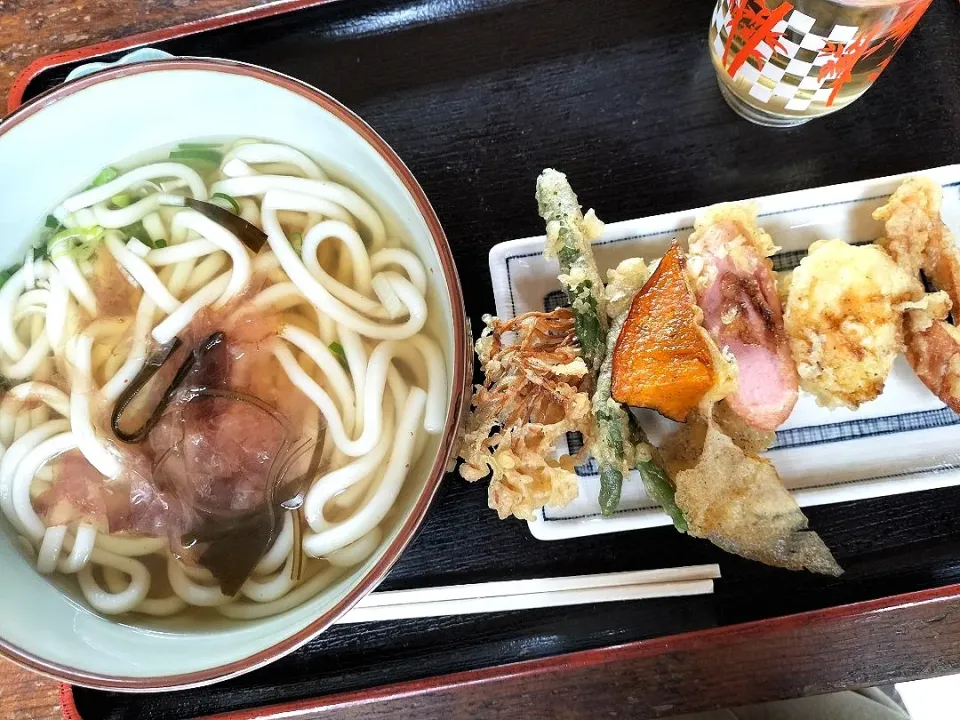 Snapdishの料理写真:ユーチューブで見たうどん屋さんに
行ってきました😊
　うどん中２００円　天ぷら５０円😆
と　土日限定ピザも頂きました
　美味しかった〜😊👍|miimiさん