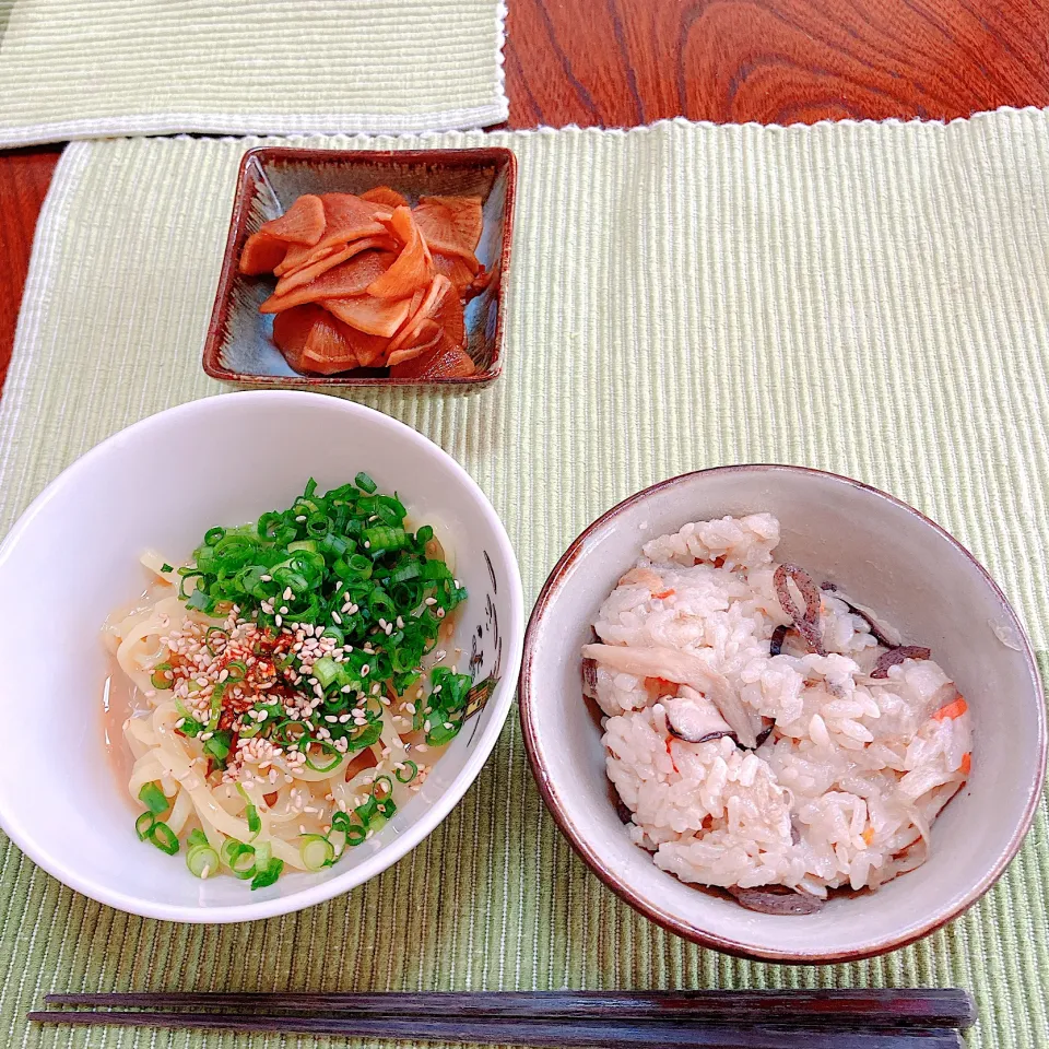 Snapdishの料理写真:つけ麺半分と炊き込みご飯|akkoさん