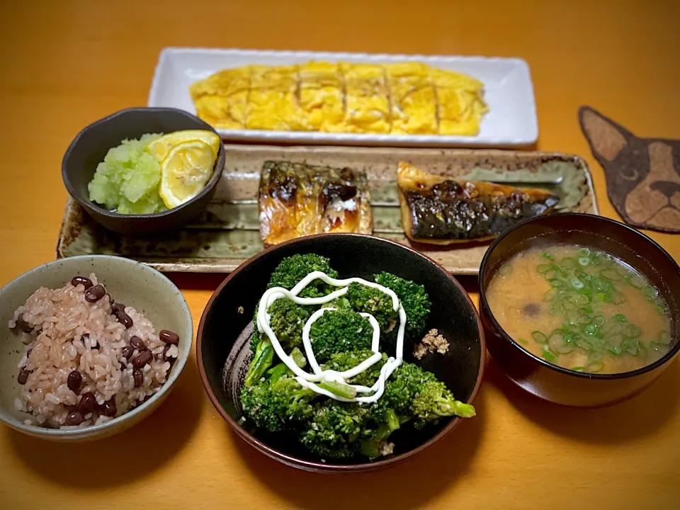 Snapdishの料理写真:塩サバの塩焼き🌟だし巻き卵🌟ブロッコリーの胡麻和え🌟赤飯|まり＊さん