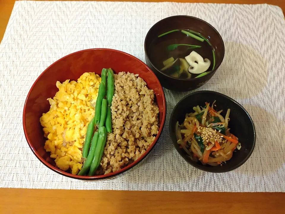 Snapdishの料理写真:☆三色丼
☆もやしナムル
☆すまし汁|chikakoさん