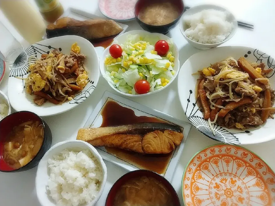 夕食(*^^*)
豚肉と野菜の卵炒め
ぶりの照り焼き
サラダ🥗
お味噌汁(なめこ、油揚げ、豆腐)|プリン☆さん