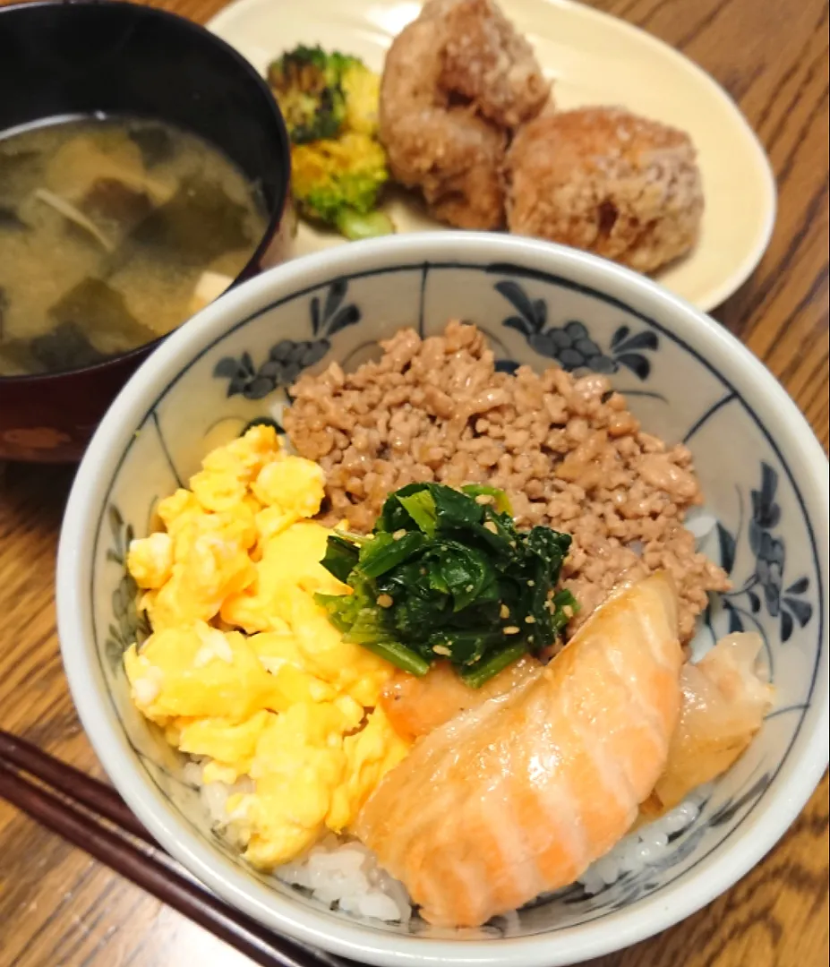 鮭のハラスの醤油焼きと三色丼|ゆりちさん