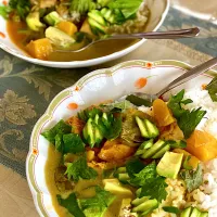 Snapdishの料理写真:リモートの日の おうちお昼ご飯💕ヤマモリさんのタイカレーに生野菜プラスして、あっという間に食卓へ💕|paaruさん