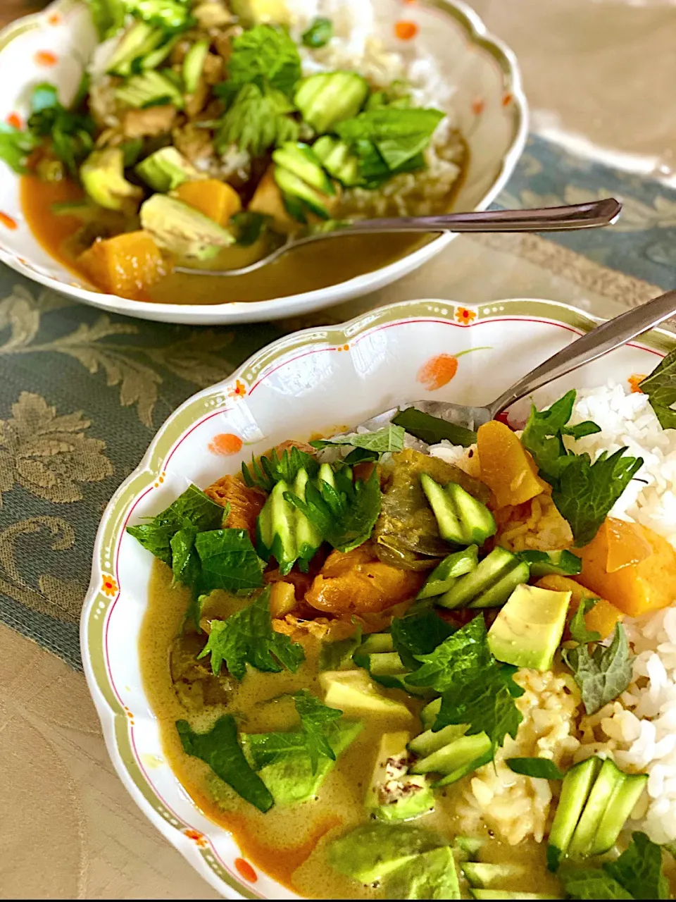 リモートの日の おうちお昼ご飯💕ヤマモリさんのタイカレーに生野菜プラスして、あっという間に食卓へ💕|paaruさん