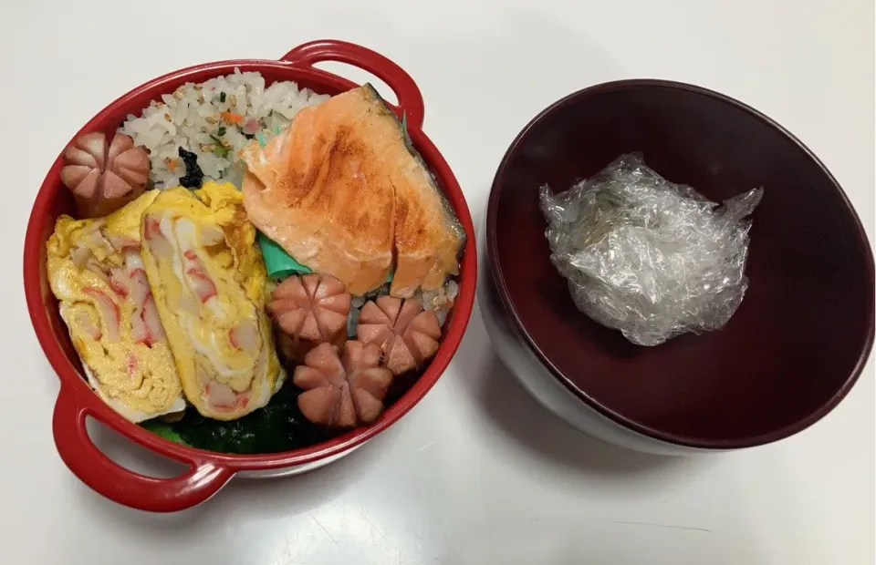 パパ弁🌟カニカマの卵焼き🌟ウインナー🌟ほうれん草の胡麻油炒め🌟鮭🌟みそ玉|Saharaさん