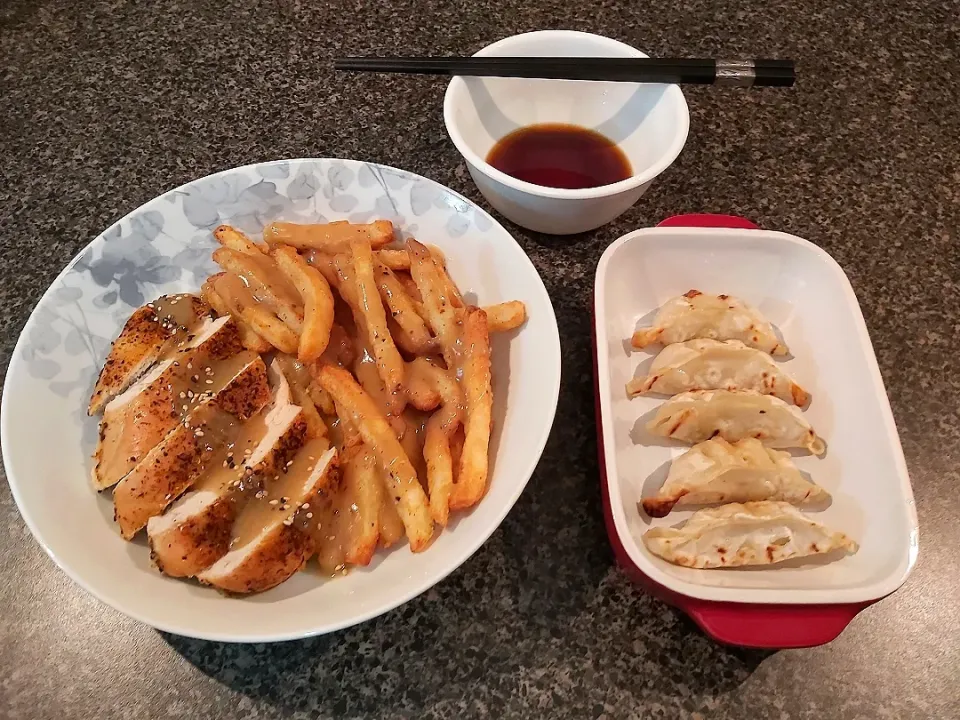 Snapdishの料理写真:弁当フォックス BentoFox's dish Montreal seasoned chicken breast, with a side of fresh cut 🍟 & chicken vegetable gyoza|BentoFoxさん