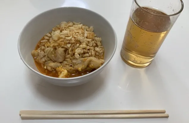 お昼ご飯は、チャルメラ「宮崎辛麺」冷凍焼き鳥の皮と、溶き卵、母さんは、酢と天かすトッピング。2袋を４人で分けました😂辛いので、おかわりの要求は無し🤣|Saharaさん