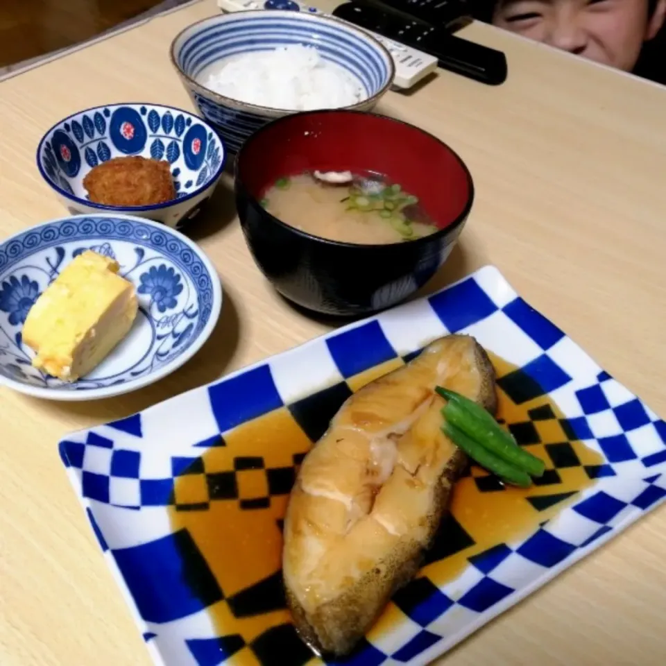 カレイの煮付け
だし巻き玉子
カレーコロッケ
ごはん
みそ汁。|ariyo4200さん