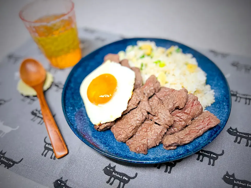 Snapdishの料理写真:「ガーリック炒飯焼肉乗せ」|バシュランさん