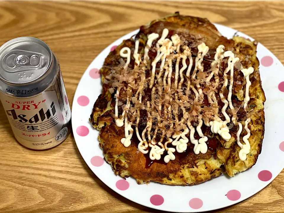 Snapdishの料理写真:☆豚バラチーズお好み焼き ☆ビール🍺|まぁたんさん