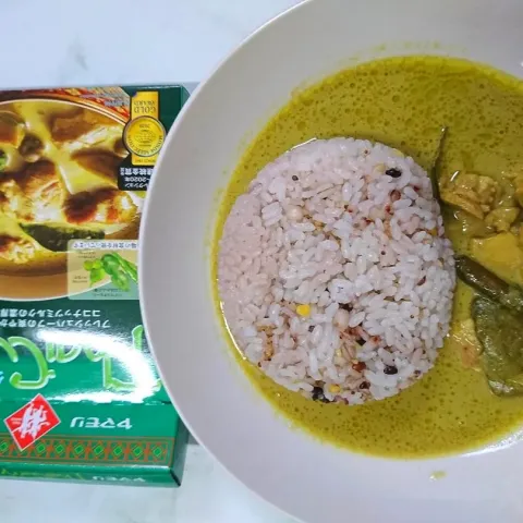 「タイカレー　グリーン」を使ってみたSnapdishの料理・レシピ写真:狸の宴シリーズ

今夜は試食
※感想はコツの欄に記述
※御飯は別途用意した物です

[製品]
グリーンカレー
[形態]レトルト
(袋の侭で電子レンジor湯煎可能)
[原産国]タイ
[輸入者]ヤマモリ(株)

無化調/ほぼ無添加物‼️
昨今では殆ど人工的な物が入る中で、
此の製品は本当に有難い‼️
※添加物はPH調整材/増粘材(加工でん粉)/塩化カルシウム
※タイ指定農場の食材を使用

