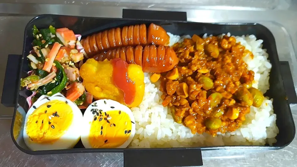 旦那弁当　2022/3/26

ドライカレー
ウインナー
ポテトフライ
ゆでたまご
ホウレンソウとカニカマのゴマ和え|ユキヨメ♪さん