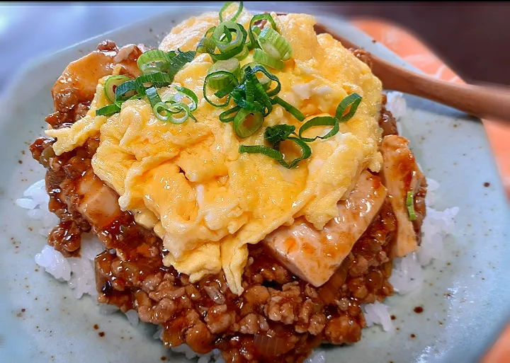 麻婆豆腐丼トロふわ卵のせ|びせんさん