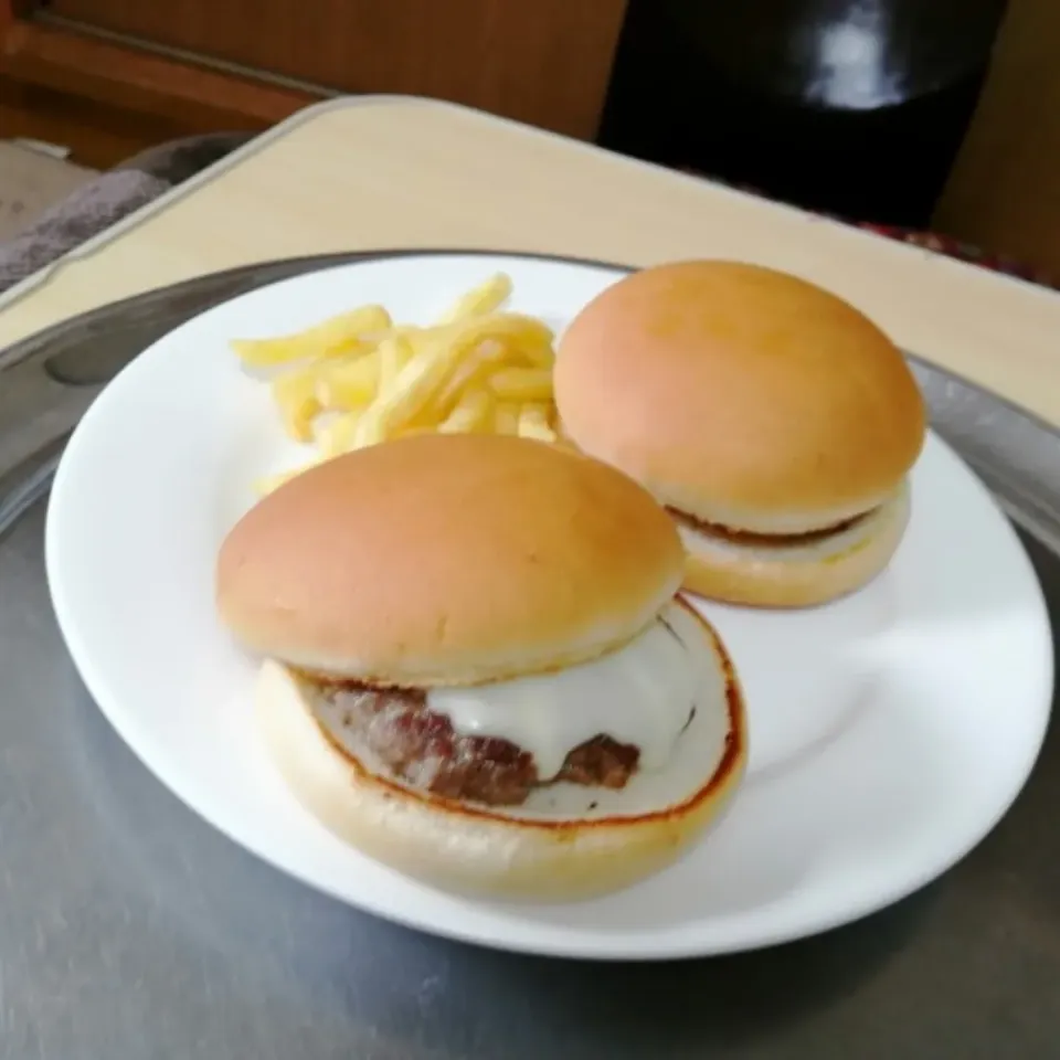 Snapdishの料理写真:手作りチーズバーガー。|ariyo4200さん