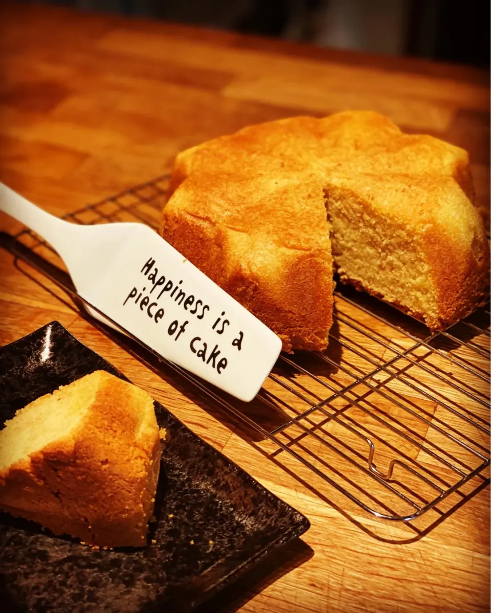 Happiness is a Piece of Cake 
Home Bake Vanilla & Cinnamon Sponge Cake 🍰 
For my Friends Kids tonight small party 🎉 
#bakedcake 
#chefemanuel 
#sponge 
#homeb|Emanuel Hayashiさん