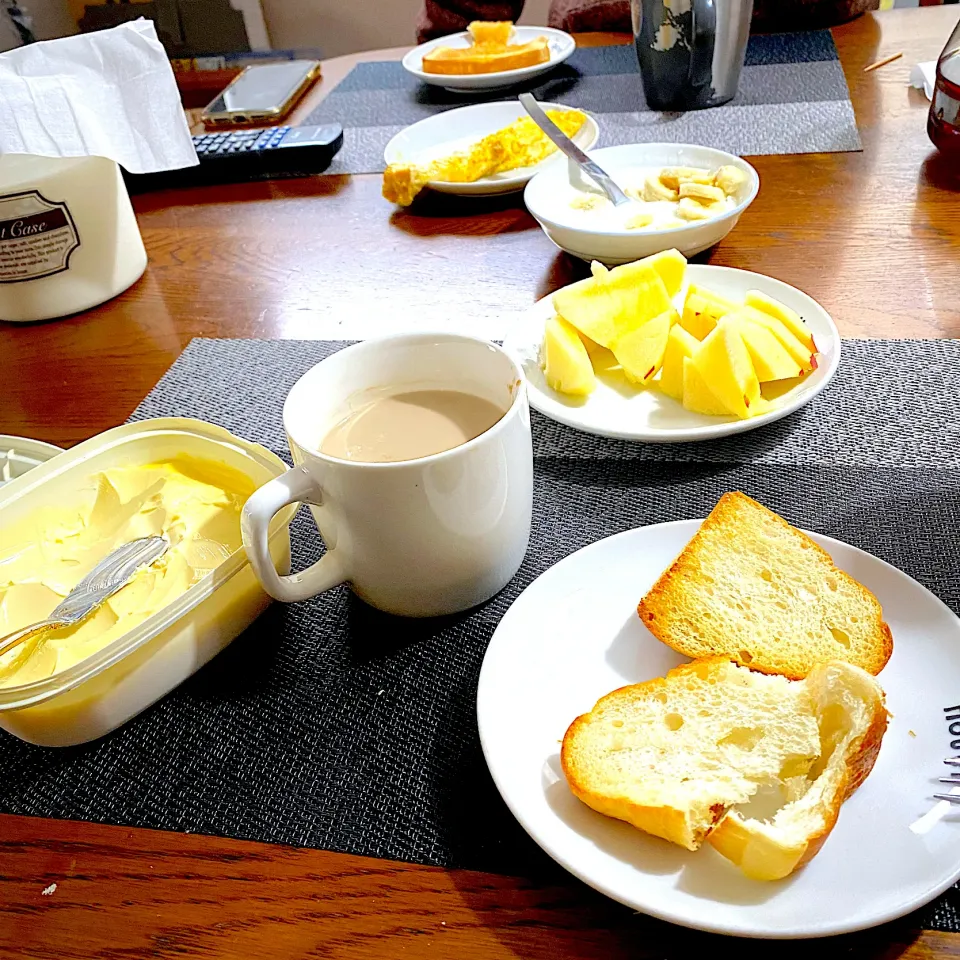 Snapdishの料理写真:3月 26日　朝ごはん　塩パン、カフェオレ、林檎、バナナ|yakinasuさん