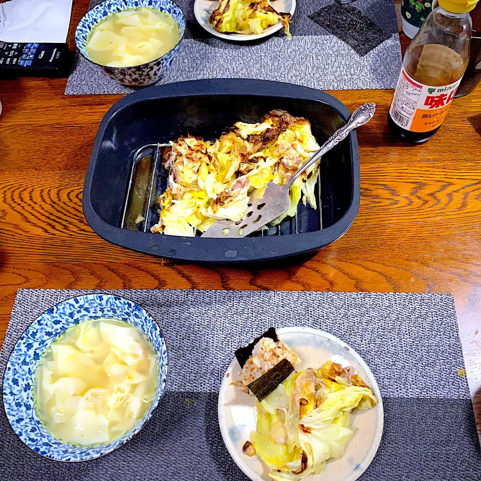 Snapdishの料理写真:キノコのバター醤油おにぎり、キャベツと豚バラ肉の蒸し物、ワンタンスープ、常備菜、漬物|yakinasuさん